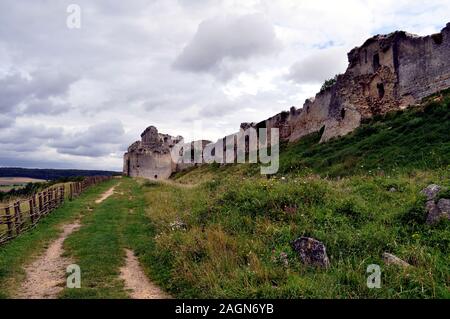 Antiche pareti in rovina del castello di Coucy Foto Stock