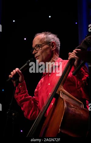 Alec Dankworth gioca contrabbasso a Scarborough Jazz Festival 2019 Foto Stock