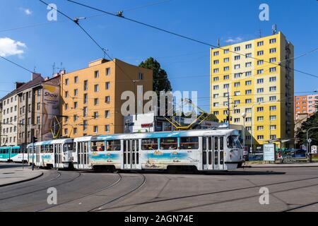 Trolley bus tram e dipinto di blocchi di appartamenti, Brno, Repubblica Ceca, Europa Foto Stock