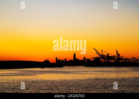 Tramonto sulla skyline di San Francisco e di Oakland porta. In California, Stati Uniti d'America Foto Stock