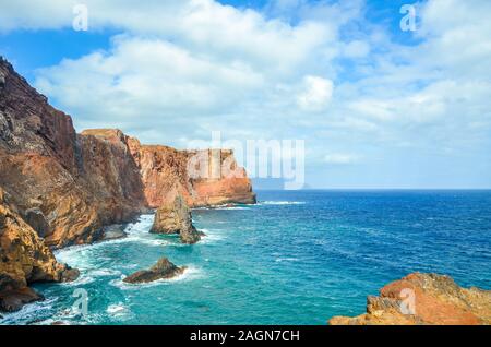 Incredibili rocce vulcaniche a Ponta de Sao Lourenco, Isola di Madeira, Portogallo. Scogliere dall' Oceano Atlantico nel punto più orientale dell'isola di Madeira. Paesaggio portoghese. Attrazione turistica. Foto Stock