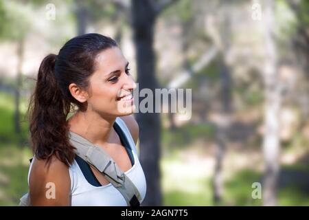 Donna sorridente ritratto vista laterale. Giovani caucasici ragazza spagnola contro i campi di agricoltura. Libertà nella natura. Foto Stock