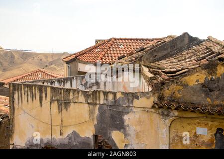 Vista su vecchi tetti del villaggio nella città di Motta, della Sicilia, in Italia. Foto Stock