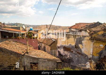 Vista su vecchi tetti del villaggio nella città di Motta, della Sicilia, in Italia. Foto Stock