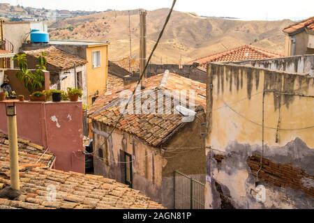 Vista su vecchi tetti del villaggio nella città di Motta, della Sicilia, in Italia. Foto Stock