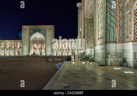 Illuminata Tilya-Kori-Madrasah al famoso Registan di Samarcanda, Uzbekistan in Asia centrale Foto Stock