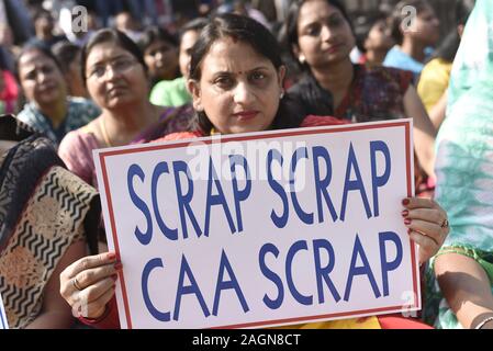 Sivasagar, Assam, India. Xx Dec, 2019. Le donne indiane i manifestanti prende parte a una manifestazione contro il governo indiano cittadino dell' emendamento atto (CAA) in Sivasagar, Assam, India. Gli indiani hanno sfidato i divieti sul gruppo del 20 dicembre nella città a livello nazionale come la rabbia si dilata contro una legge sulla cittadinanza visto come discriminatori nei confronti dei musulmani, dopo giorni di proteste, scontri e disordini che hanno lasciato sei morto. Credito: Luit Chaliha/ZUMA filo/Alamy Live News Foto Stock