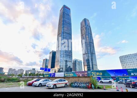 Vista su Wanza Plaza o Kunming Twin Towers nel centro di Kunming Foto Stock