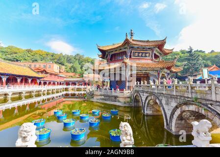 Vista del Tempio di Yuantong e del Ponte Antico a Kunming, Cina Foto Stock