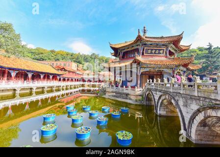 Vista del Padiglione Cinese e dello Stagno Verde al Tempio di Yuantong a Kunming, Cina Foto Stock