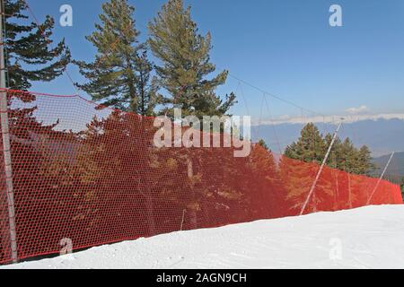 Rete di sicurezza rosso protezione recinzione Ski Run Foto Stock