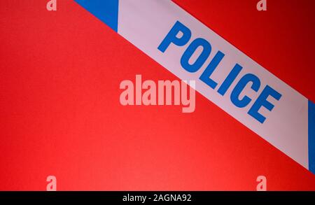 Una linea di nastri di polizia per impedire qualsiasi cosa o chiunque acceda una scena del crimine di qualche tipo. Foto Stock