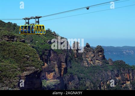 Katoomba, NSW, Australia - 22 Febbraio 2008: Funivia denominato Skyway e formazione rocciosa Tre Sorelle nel Parco nazionale Blue Mountains Foto Stock