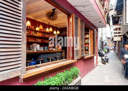 Moda Cafe/Bar In Bassac Lane, Phnom Penh Cambogia. Foto Stock
