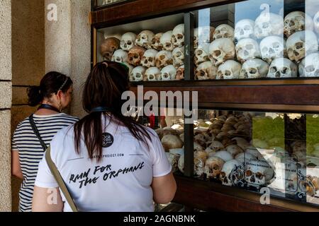 I visitatori del Choeung Ek del genocidio di centro (i Killing Fields) Phnom Penh Cambogia. Foto Stock