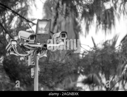 Un cluster di telecamere TVCC su un post mantenendo la sicurezza di un complesso di abitazioni. Foto Stock