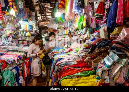 Giovani donne lo Shopping nel mercato russo, Phnom Penh Cambogia. Foto Stock