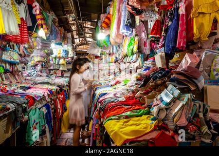 Giovani donne lo Shopping nel mercato russo, Phnom Penh Cambogia. Foto Stock
