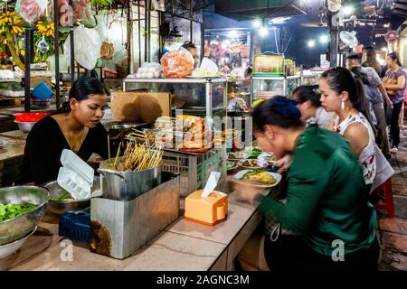 Giovani cambogiani di mangiare il pranzo presso una caffetteria nel mercato russo, Phnom Penh Cambogia. Foto Stock