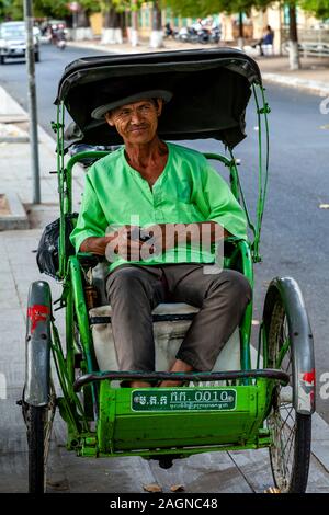 Pilota Pedicab, Phnom Penh Cambogia. Foto Stock