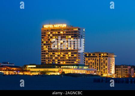 L'Hotel Neptun a notte alla località balneare di Warnemünde / Warnemuende nella città di Rostock, Meclenburgo-Pomerania Occidentale, Germania Foto Stock