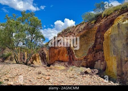 Australia, NT, Ochre Pits a ovest di McDonnell gamma parco nazionale, ocra utilizzato da persone aborigene per cerimonie Foto Stock