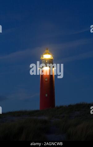 Faro Eierland nelle dune al tramonto sulla punta più settentrionale dell'isola olandese di Texel, Noord-Holland, Paesi Bassi Foto Stock