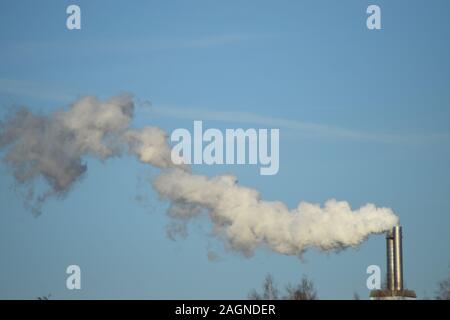 Il fumo proveniente da un camino in acciaio Foto Stock