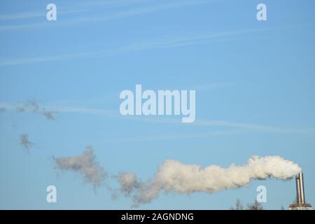 Il fumo proveniente da un camino in acciaio Foto Stock