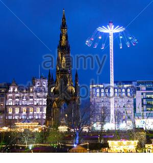 Edimburgo, Scozia, Regno Unito. 20 dic 2019. Le feste di Natale in Princes Street Gardens al tramonto, con il monumento di Scott e Star Flyer. Credito: Craig Brown/Alamy Live News Foto Stock