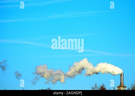 Il fumo proveniente da un camino in acciaio Foto Stock