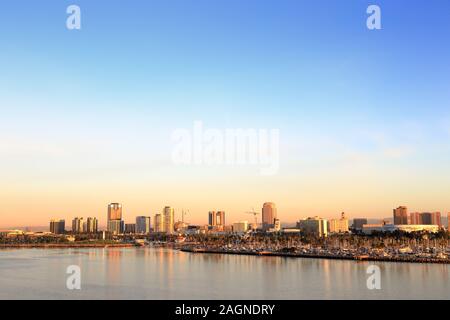 Un ultra ampia vista della lunga spiaggia marina, California da una nave da crociera prima del sorgere del sole Foto Stock