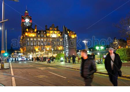 Edimburgo, Scozia, Regno Unito. 20 dic 2019. Shopping di Natale in Princes Street e il centro commerciale di Waverley al crepuscolo. Credito: Craig Brown/Alamy Live News Foto Stock