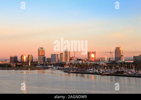 Un ultra ampia vista della lunga spiaggia marina, California da una nave da crociera prima del sorgere del sole Foto Stock