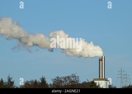 Il fumo proveniente da un camino in acciaio Foto Stock