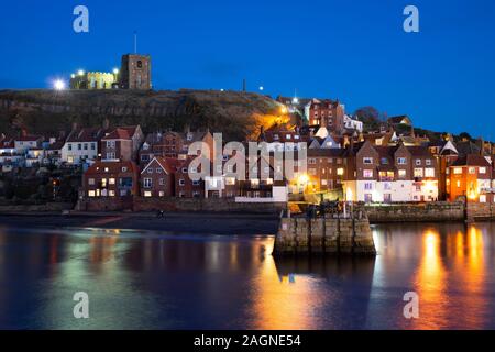 Tempo di notte a Whitby Harbour, costa dello Yorkshire, Regno Unito Foto Stock