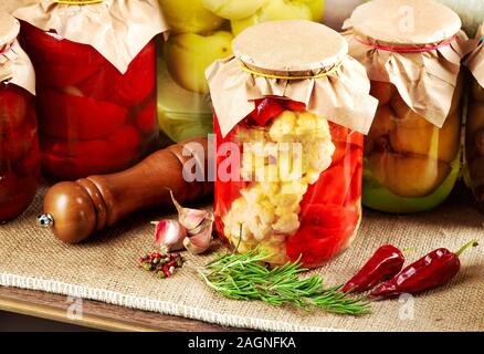 Vari ortaggi in un vaso preparato per inscatolamento di casa Foto Stock