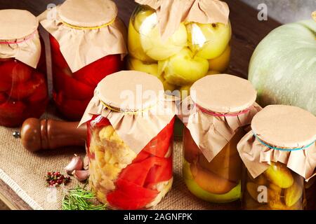 Vari ortaggi in un vaso preparato per inscatolamento di casa Foto Stock