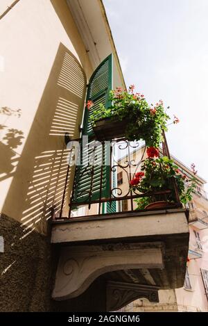Bel balcone della casa italiana. Casa italiana decorata con fiori a Manarola, Italia Foto Stock