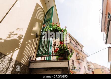 Ombra da balcone di persiane. Bellissima architettura italiana in presenza di luce solare. Residenziale casa vecchia a Manarola Foto Stock