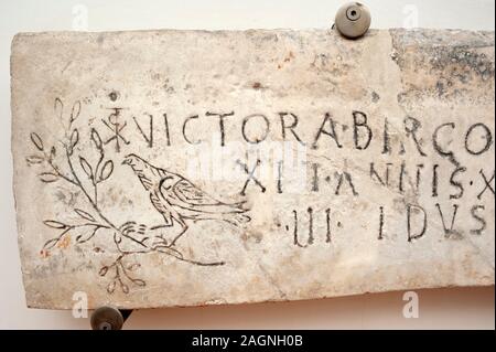 Italia, Roma, Terme di Diocleziano, Museo Nazionale Romano, iscrizione funeraria paleocristiana di Vittoria con colomba e ramo (IV secolo d.C.) Foto Stock