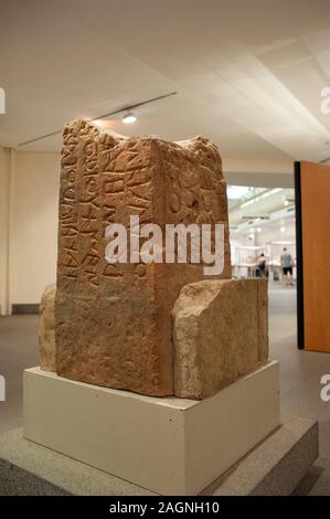 Italia, Roma, Terme di Diocleziano, Museo Nazionale Romano, cippo del Lapis Niger nel foro Romano, la più antica iscrizione latina sulla pietra Foto Stock