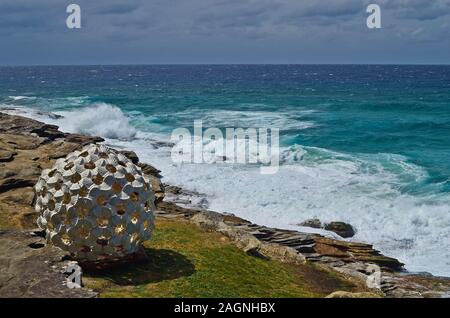 Sydney, NSW, Australia - ottobre 31,2017: scultura di mare - annualmente un pubblico fieristico outdoor lungo la costa tra Tamarama e la spiaggia di Bondi, un Foto Stock