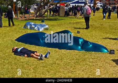 Sydney, NSW, Australia - ottobre 31,2017: scultura di mare - annualmente un pubblico fieristico outdoor lungo la costa tra Tamarama e la spiaggia di Bondi, un Foto Stock