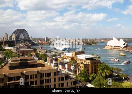 Il Porto di Sydney con una nave da crociera , il Ponte del Porto di Sydney e il Sydney Opera House in una giornata di sole in primavera, il Porto di Sydney Sydney Australia Foto Stock