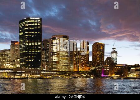 Il porto di Sydney al tramonto, grattacieli e Circular Quay al tramonto, il Porto di Sydney, Sydney Australia Foto Stock