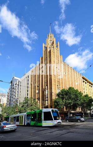 Melbourne, VIC, Australia - 03 Novembre 2017: le persone non identificate e la storica Manchester Unity edificio, un Art Deco ispirato edificio per uffici Foto Stock