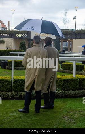 Ascot famiglia natale Racing Weekend, Ascot Racecourse, Berkshire, Regno Unito. Xx Dicembre, 2019. Un venerdì piovoso a Ascot Racecourse in parata anello. Credito: Alamy/Maureen McLean Foto Stock