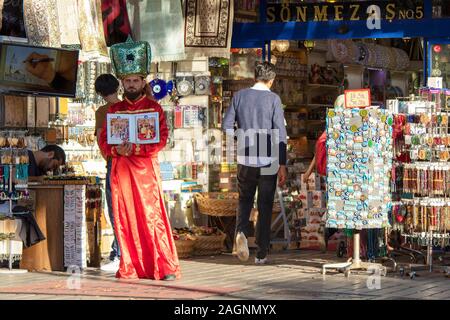 ISTANBUL, TURCHIA-maggio 30,2015: turco tradizionale di cappelli e abiti in un negozio turistico di Sutlanahmet a Istanbul. Foto Stock