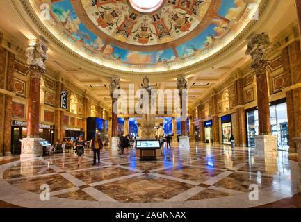 Statue e decorazioni decorate all'interno del centro commerciale di lusso Forum Shops al Caesars Palace, Las Vegas, Nevada, USA Foto Stock